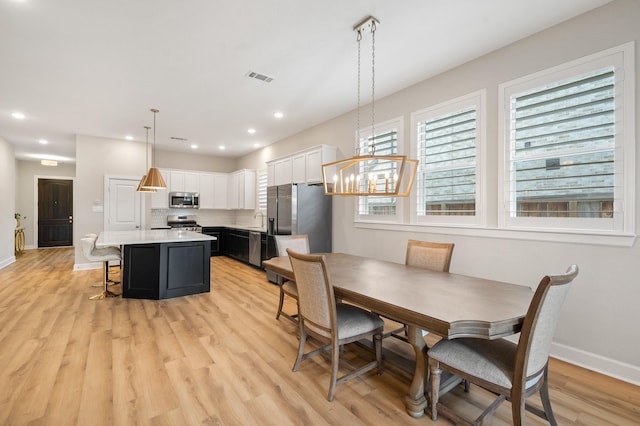 dining room with visible vents, recessed lighting, baseboards, and light wood-style floors