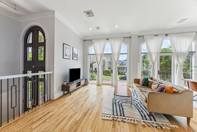 living area with crown molding, visible vents, wood finished floors, baseboards, and recessed lighting