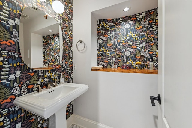 bathroom featuring baseboards and recessed lighting