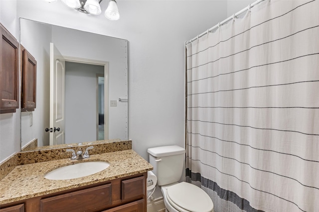 full bath featuring vanity, toilet, and a shower with shower curtain