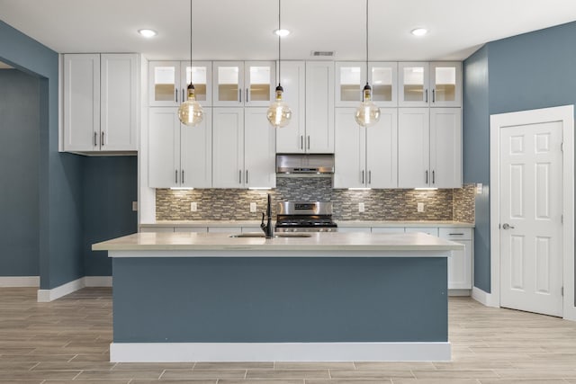 4610 Cashel Glen Dr, Houston, TX 77069 - kitchen featuring baseboards, a sink, light wood finished floors, and stainless steel gas stove