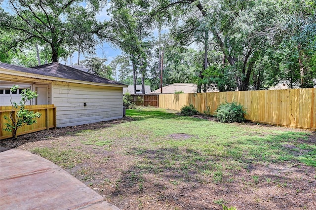 view of yard featuring a fenced backyard