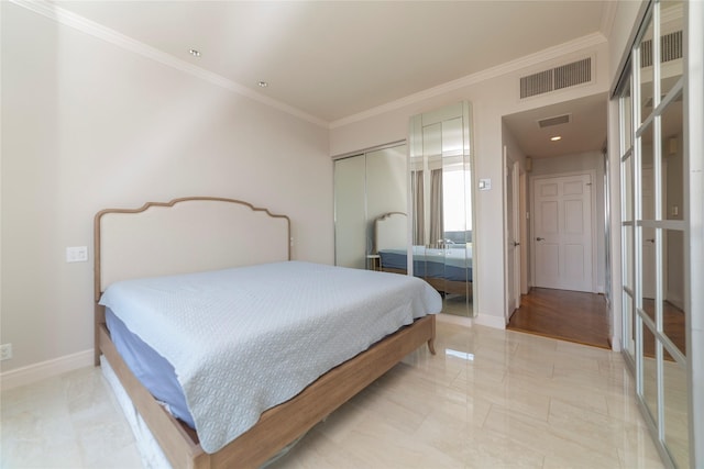bedroom featuring crown molding, baseboards, visible vents, and a closet
