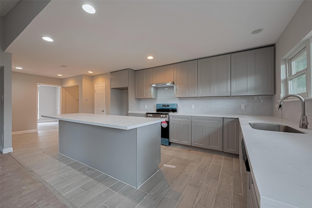 kitchen featuring electric stove, a sink, gray cabinetry, and wood tiled floor