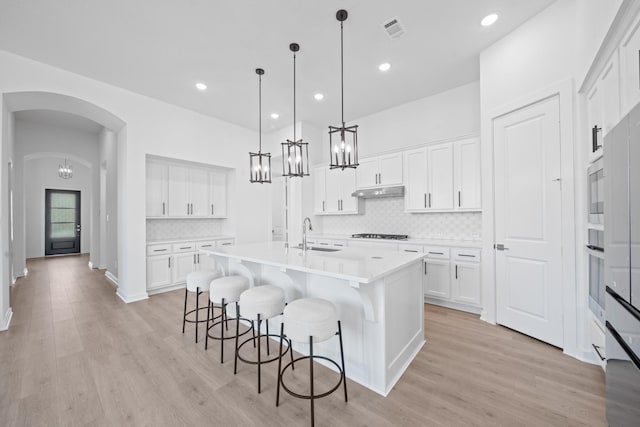 kitchen featuring visible vents, a sink, appliances with stainless steel finishes, and a notable chandelier