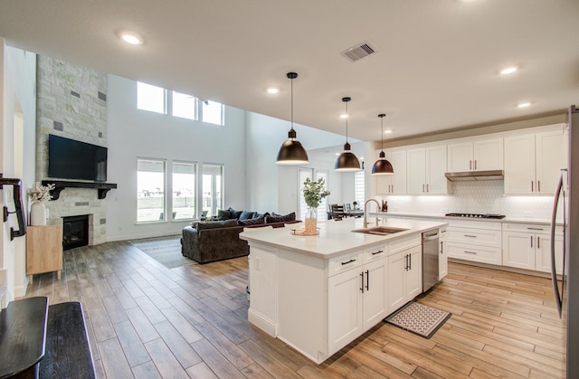 kitchen with visible vents, a sink, appliances with stainless steel finishes, and open floor plan