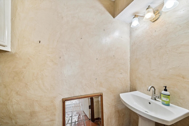 bathroom featuring a sink