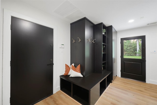 mudroom with light wood-style floors, recessed lighting, and visible vents