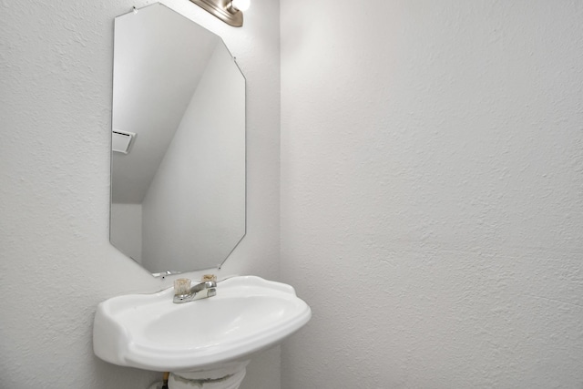 8102 Rhobell St, Houston, TX 77078 - bathroom with a sink