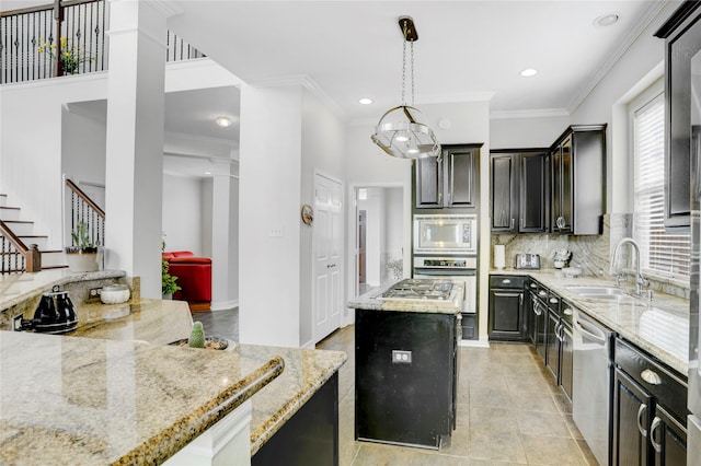 10007 Autumn Lake Trl, Pearland, TX 77584 - kitchen with stainless steel appliances, a sink, a center island, backsplash, and crown molding