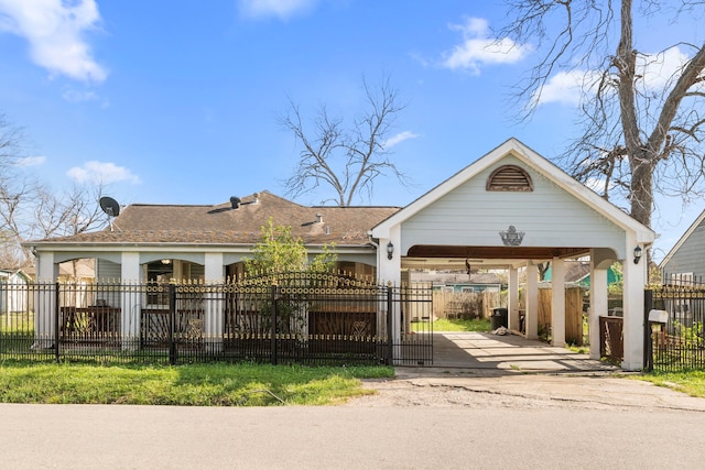 view of front of home featuring a gate, a carport, and a fenced front yard