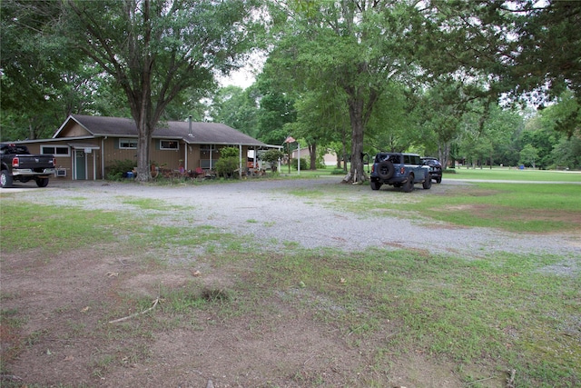view of yard with driveway