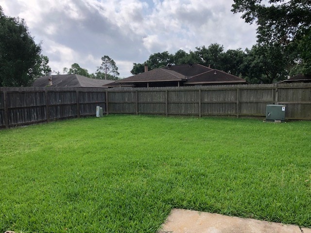 view of yard featuring a fenced backyard
