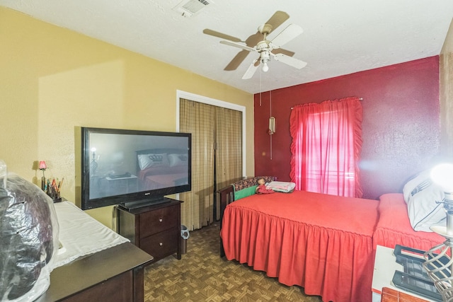 bedroom featuring ceiling fan, visible vents, and a closet