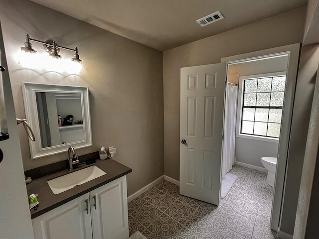full bath featuring visible vents, baseboards, toilet, and vanity