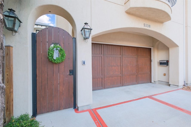 5336 Inker St, Houston, TX 77007 - exterior space with stucco siding, a gate, and a garage