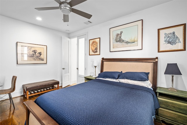 bedroom featuring a ceiling fan, visible vents, wood finished floors, baseboards, and recessed lighting