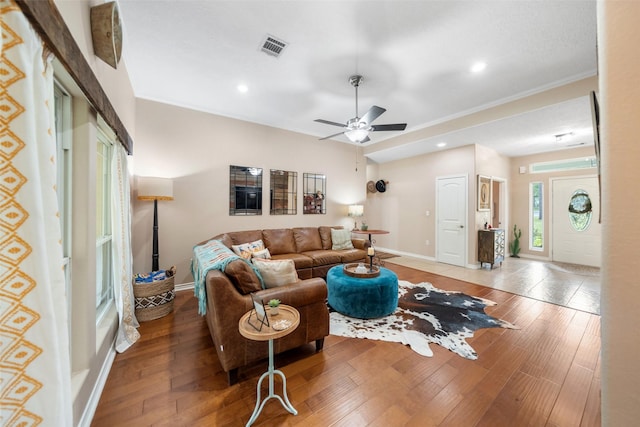 living area featuring visible vents, baseboards, ceiling fan, recessed lighting, and hardwood / wood-style flooring