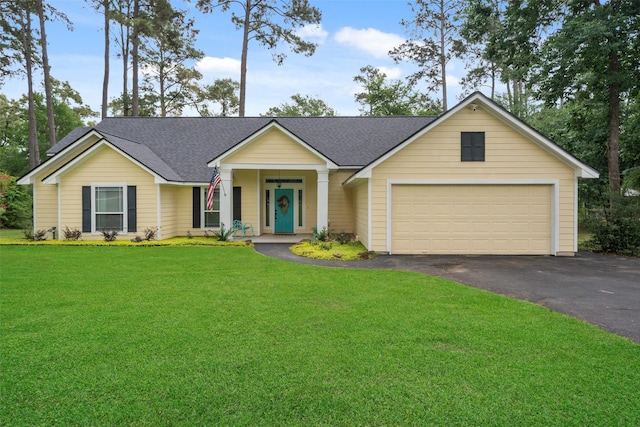 view of front facade featuring a garage, a shingled roof, a front lawn, and driveway