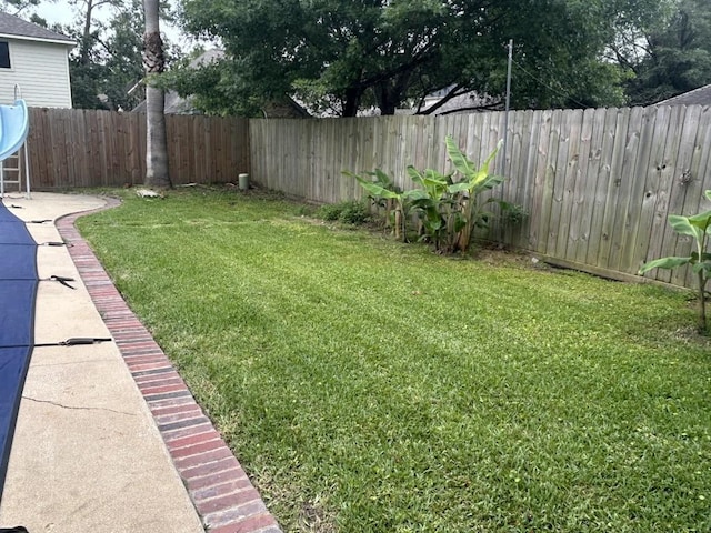 view of yard featuring a fenced backyard