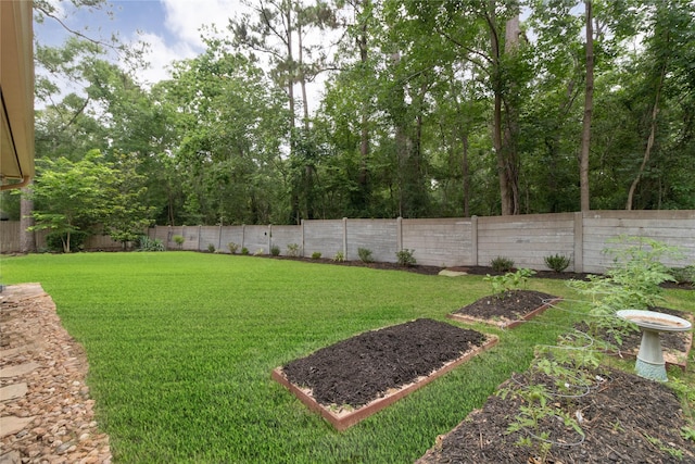 view of yard featuring a fenced backyard