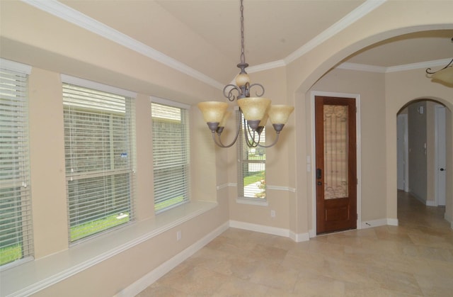foyer entrance featuring baseboards, arched walkways, a chandelier, and ornamental molding