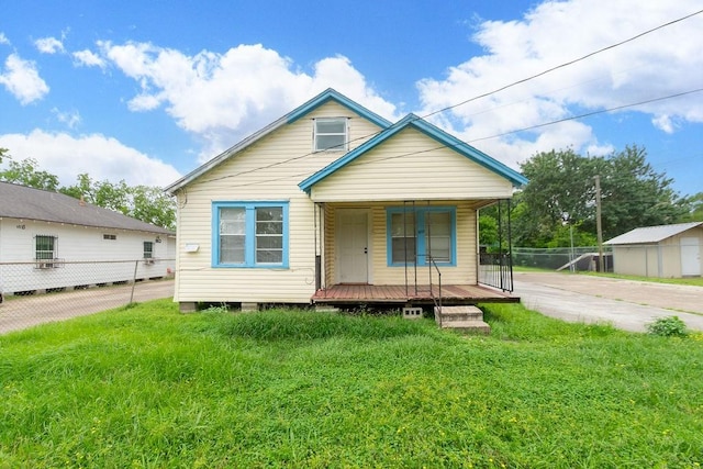 1817 Mcdaniel St, Houston, TX 77093 - bungalow-style home featuring a front lawn, fence, and covered porch