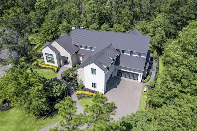 birds eye view of property featuring a forest view