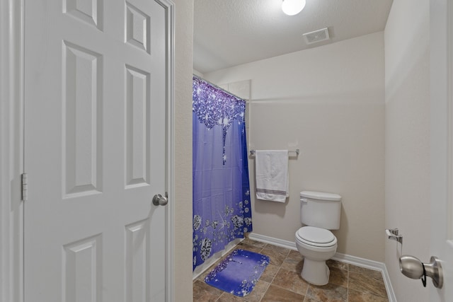 full bathroom with toilet, baseboards, visible vents, and a shower with curtain