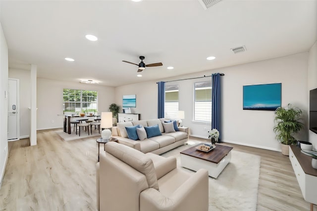 living area with visible vents, light wood-style floors, baseboards, recessed lighting, and a ceiling fan