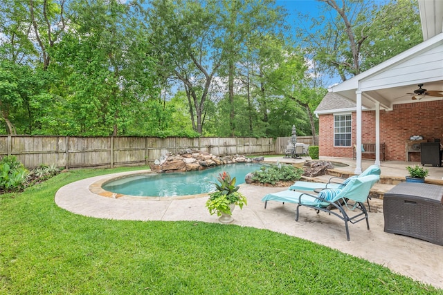 view of swimming pool featuring a fenced in pool, a fenced backyard, ceiling fan, and a yard
