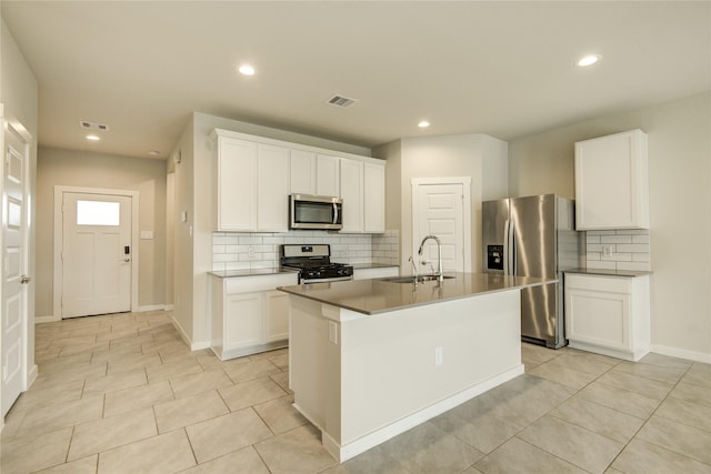 kitchen featuring visible vents, recessed lighting, tasteful backsplash, a sink, and stainless steel appliances