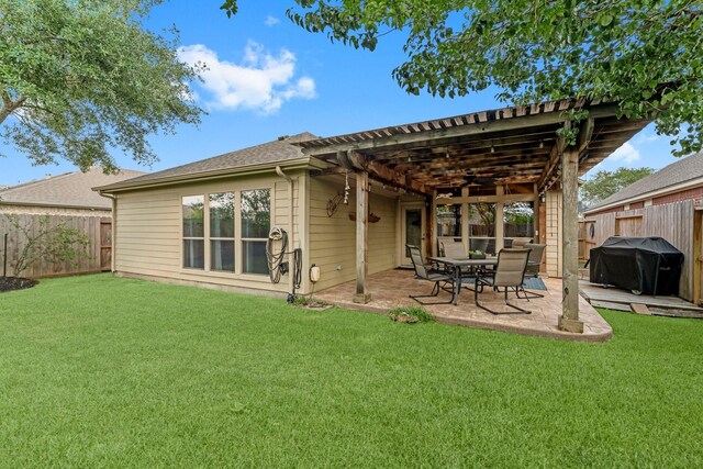 rear view of property featuring a ceiling fan, a fenced backyard, and a yard