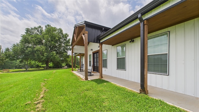 view of yard featuring a patio