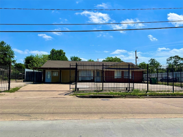 view of front facade with a fenced front yard