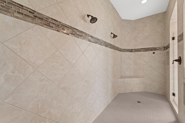 full bath featuring recessed lighting and a tile shower
