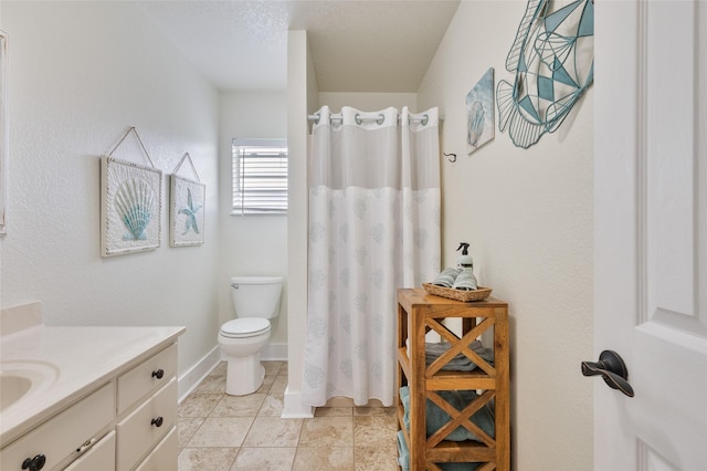 full bathroom with toilet, baseboards, a shower with shower curtain, and vanity