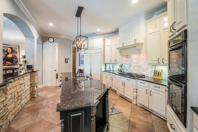 kitchen with a sink, dobule oven black, stainless steel gas stovetop, backsplash, and ornamental molding