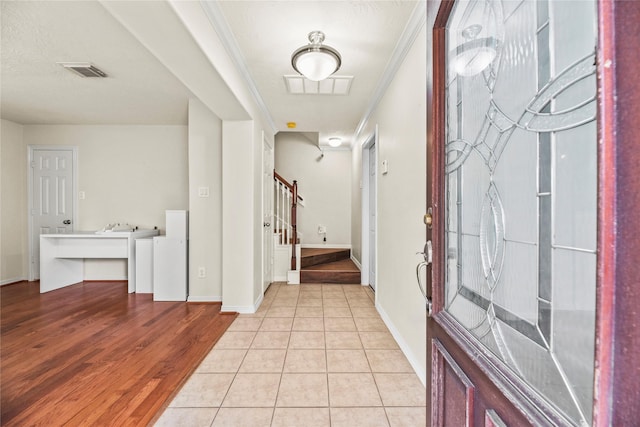 7824 Stoneyway Dr, Houston, TX 77040 - foyer featuring visible vents, stairs, and baseboards