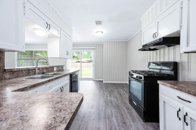 kitchen featuring visible vents, black gas stove, a sink, dishwashing machine, and under cabinet range hood