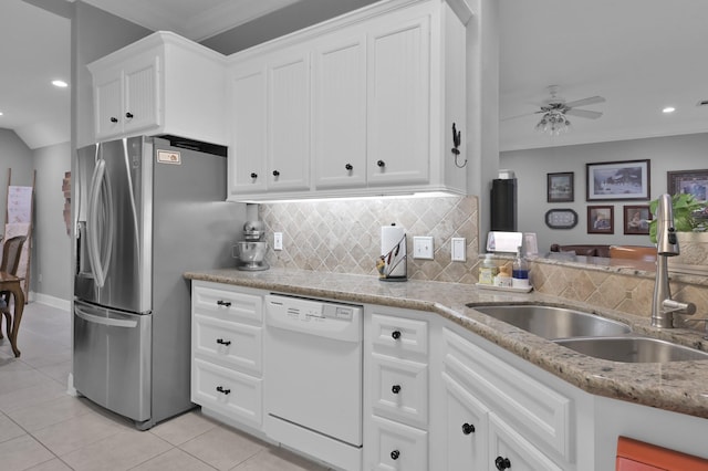 5 Highland Hollow Dr, Conroe, TX 77304 - kitchen with dishwasher, a sink, tasteful backsplash, stainless steel fridge with ice dispenser, and a ceiling fan