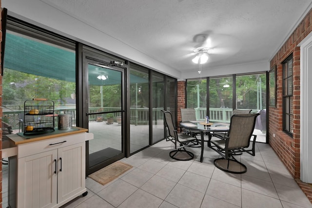 5 Highland Hollow Dr, Conroe, TX 77304 - sunroom with ceiling fan and outdoor dining space
