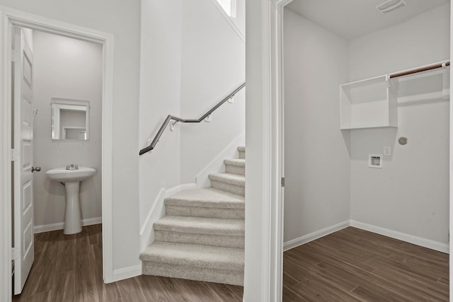 2340 Mooneye Ct, Conroe, TX 77384 - clothes washing area with a sink, hookup for a washing machine, baseboards, wood finished floors, and visible vents