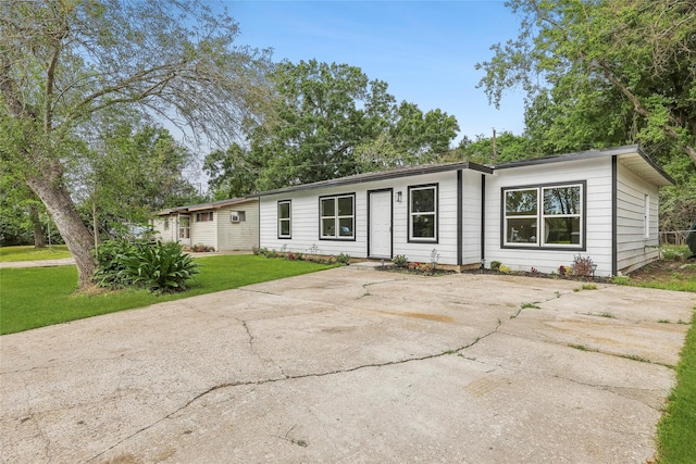 manufactured / mobile home featuring a front yard