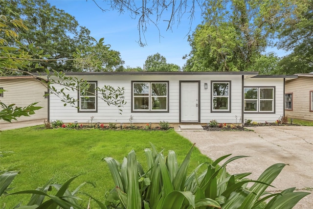 ranch-style home with a front yard