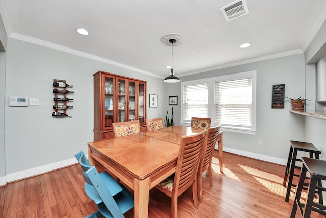 dining space featuring recessed lighting, baseboards, light wood-type flooring, and visible vents