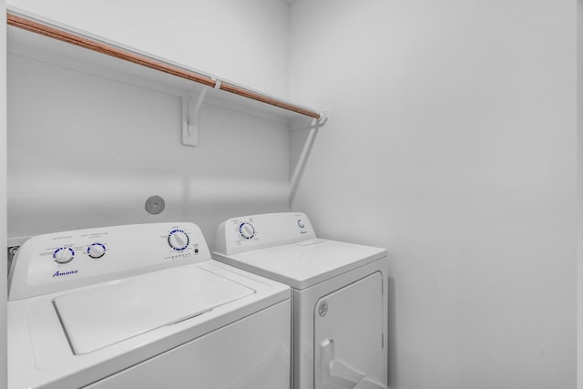 laundry room with laundry area and independent washer and dryer