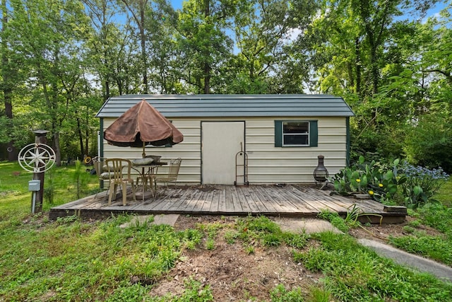 view of outdoor structure featuring an outbuilding