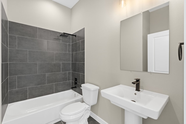 full bathroom featuring baseboards, a sink, bathing tub / shower combination, and toilet
