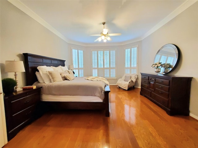 5439 Emerald Pointe Ln, Sugar Land, TX 77479 - bedroom with crown molding, a ceiling fan, baseboards, and wood finished floors